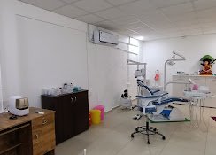 Well-equipped treatment room at Smitha Dental Clinic